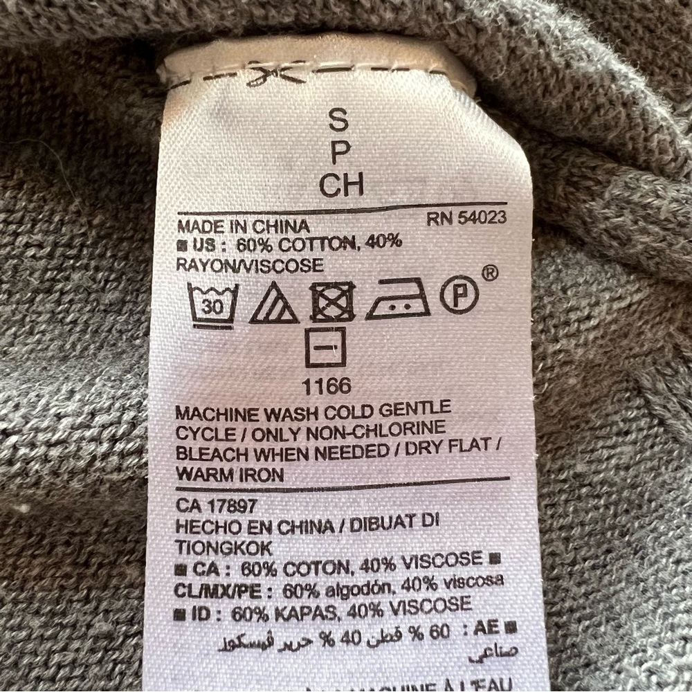 ⭐️ Old Navy Lightweight Sweater Gray with Pineapple Print size SMALL - Picture 10 of 12